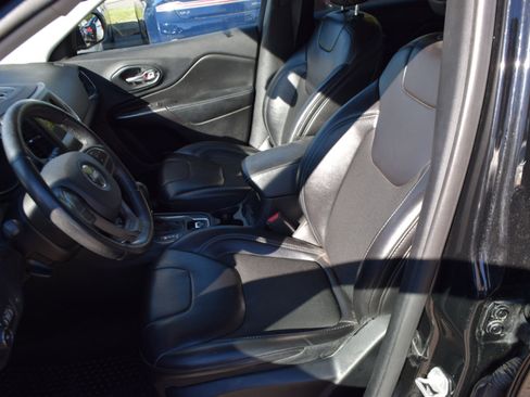 Used 2019 Jeep Cherokee Latitude Plus w/ Comfort/Convenience Group image 16