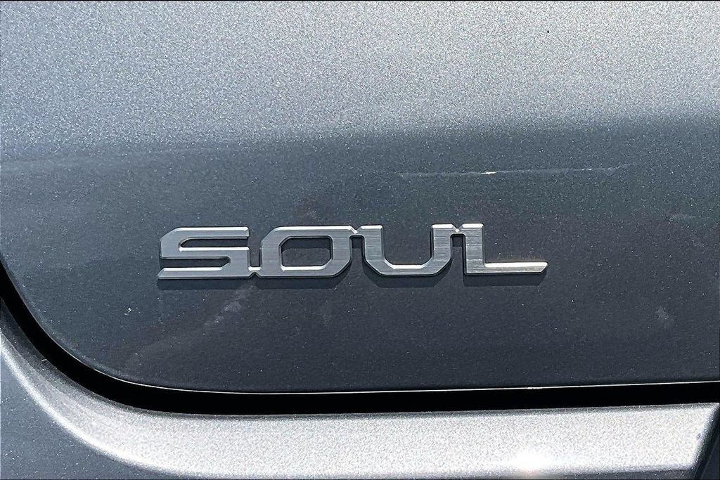 Used 2025 Kia Soul LX w/ LX Technology Package FWD image 24