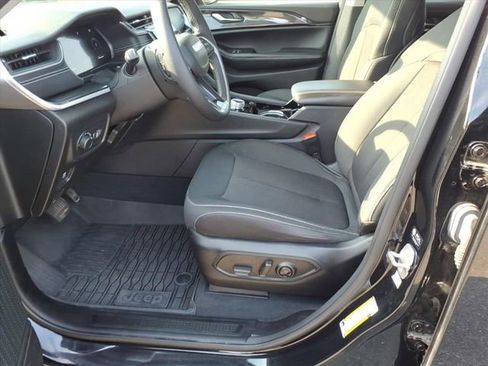 Used 2023 Jeep Grand Cherokee Laredo image 12