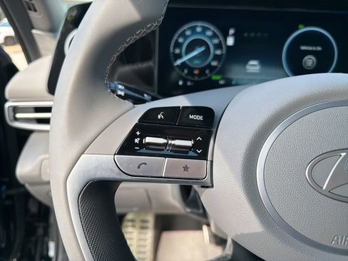 New 2025 Hyundai Elantra SEL FWD image 18