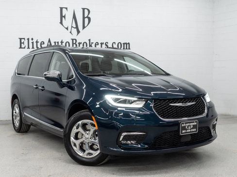 Used 2022 Chrysler Pacifica Limited w/ Uconnect Theater Family Group image 37
