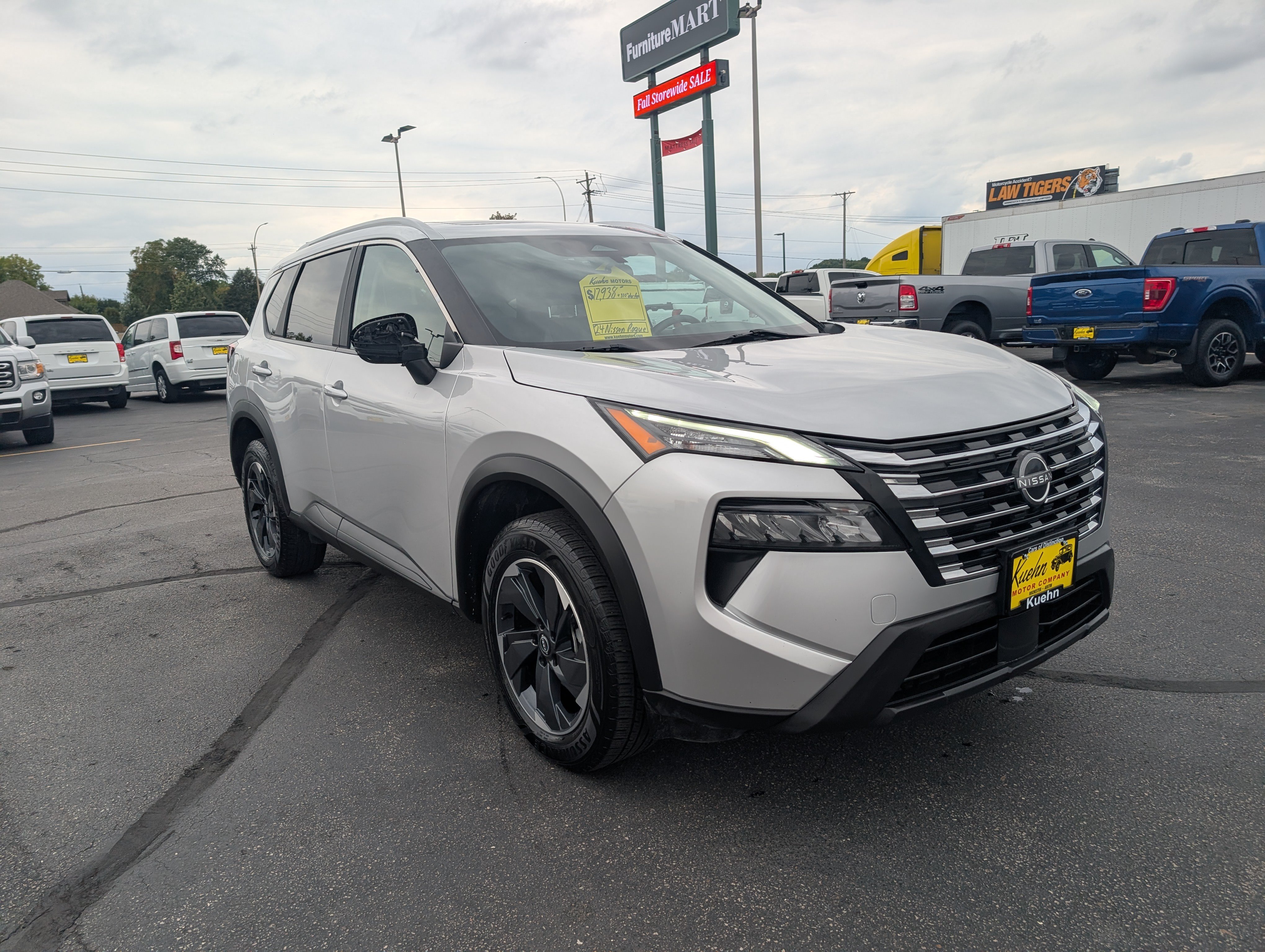 Used 2024 Nissan Rogue SV w/ SV Premium Package AWD/4WD image 2