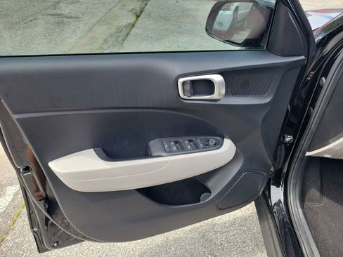 Certified 2025 Hyundai Venue SEL image 7