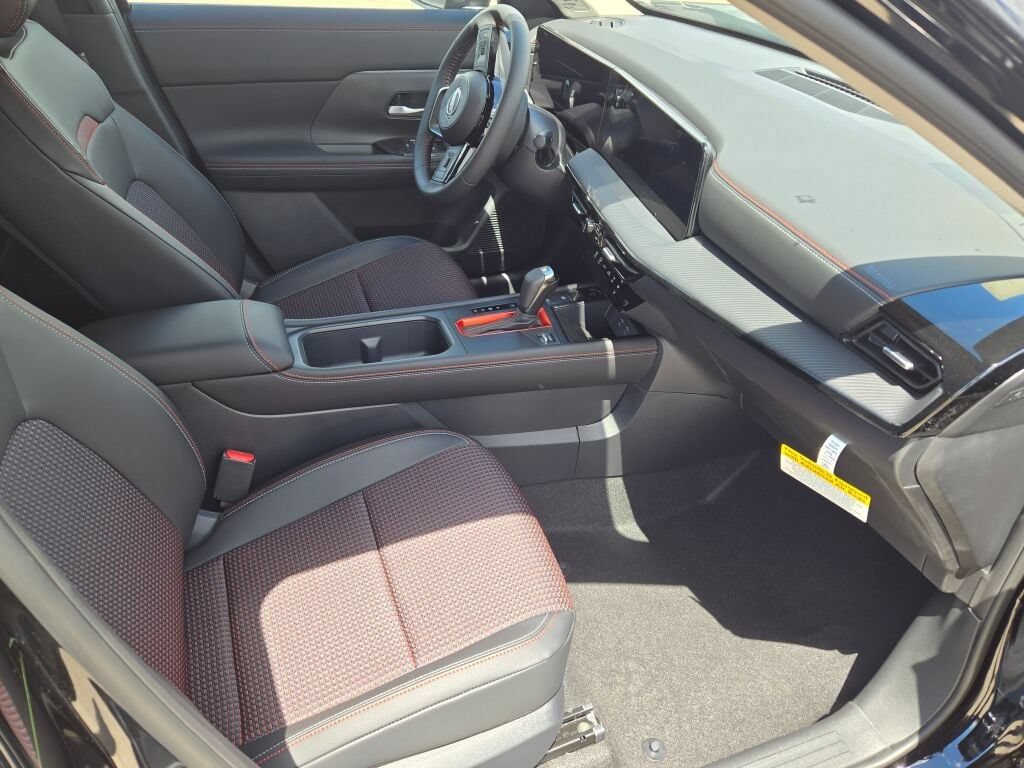 Used 2026 Nissan Kicks SR AWD/4WD image 4