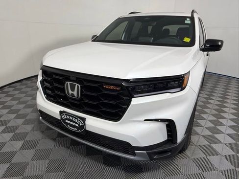 Used 2025 Honda Pilot TrailSport image 2
