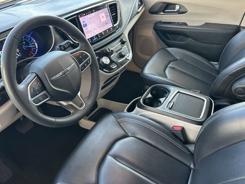 Used 2023 Chrysler Pacifica Touring-L FWD image 9