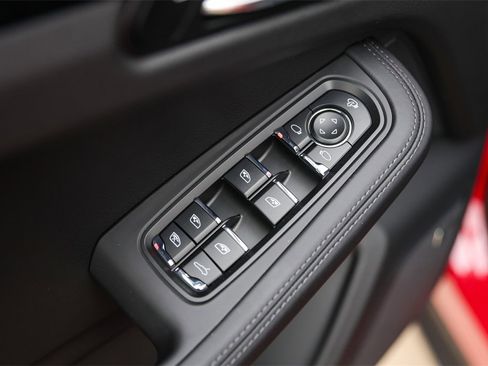 Certified 2025 Porsche Macan Turbo image 23