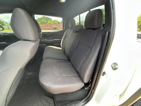Used 2016 Toyota Tacoma TRD Off-Road AWD/4WD image 10