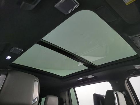 Used 2024 Cadillac Escalade ESV V image 19