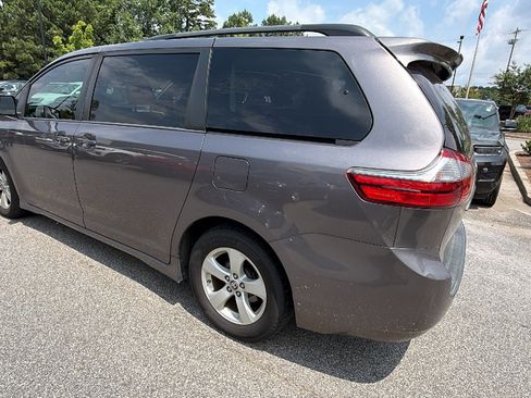 Used 2020 Toyota Sienna LE FWD image 10