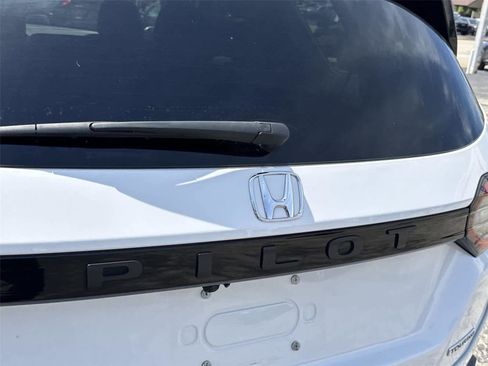 Used 2024 Honda Pilot Touring image 11