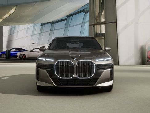 Used 2026 BMW 740i image 30