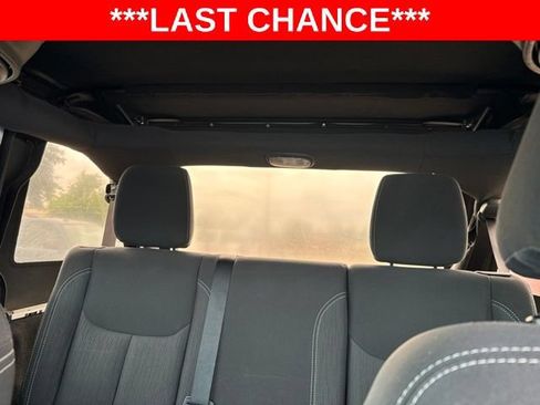 Used 2018 Jeep Wrangler Unlimited Sahara w/ Connectivity Group AWD/4WD image 12
