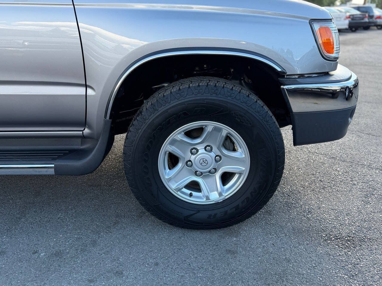 Used 2002 Toyota 4Runner SR5 AWD/4WD image 15