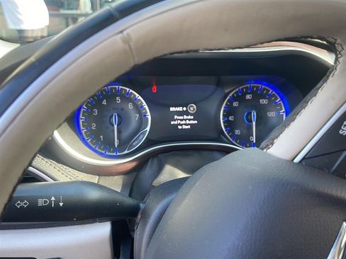 Used 2017 Chrysler Pacifica Limited FWD image 5
