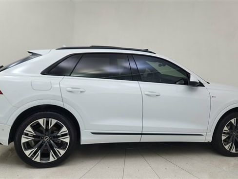 Used 2025 Audi Q8 Prestige w/ Prestige Package image 6