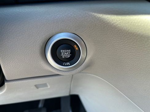 Used 2024 Chrysler Pacifica Touring-L FWD image 42