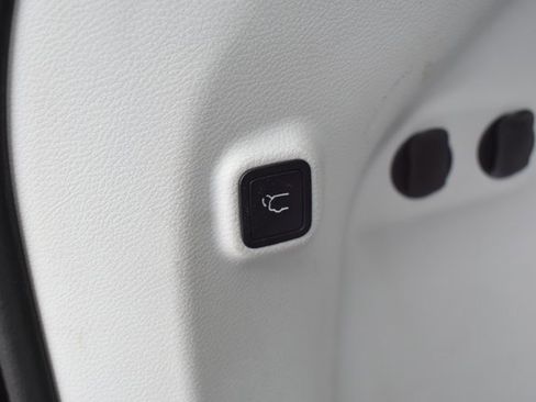 Used 2019 Jeep Cherokee Limited image 39