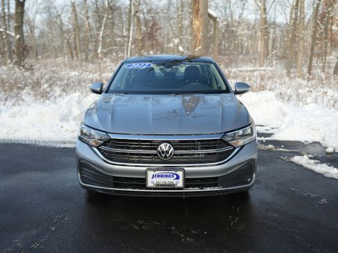 Used 2022 Volkswagen Jetta SE w/ Panoramic Sunroof Package image 3