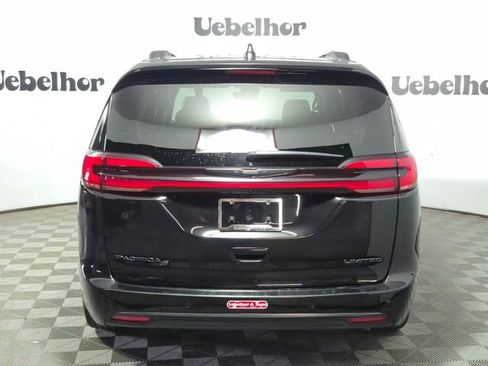 Used 2025 Chrysler Pacifica Limited image 6
