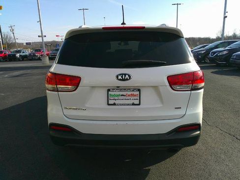 Used 2017 Kia Sorento LX image 2