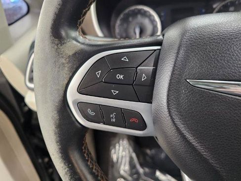 Used 2017 Chrysler Pacifica Touring-L FWD image 11