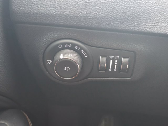 Used 2018 Jeep Compass Latitude w/ Popular Equipment Group FWD image 25