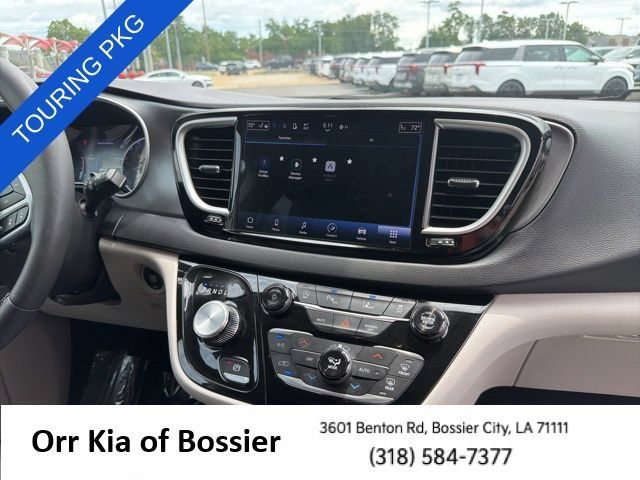 Used 2024 Chrysler Pacifica Touring-L FWD image 25