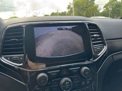 Used 2022 Jeep Grand Cherokee Limited image 36