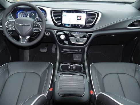 New 2026 Chrysler Pacifica Limited image 8