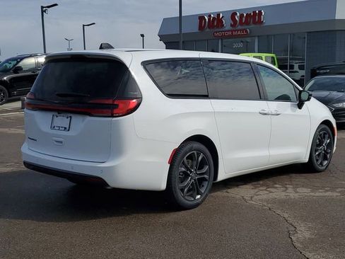 New 2026 Chrysler Pacifica Select FWD image 7