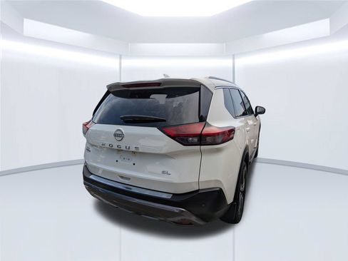Used 2023 Nissan Rogue SL w/ SL Premium Package FWD image 2