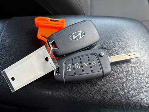 Used 2025 Hyundai Elantra SE FWD image 24