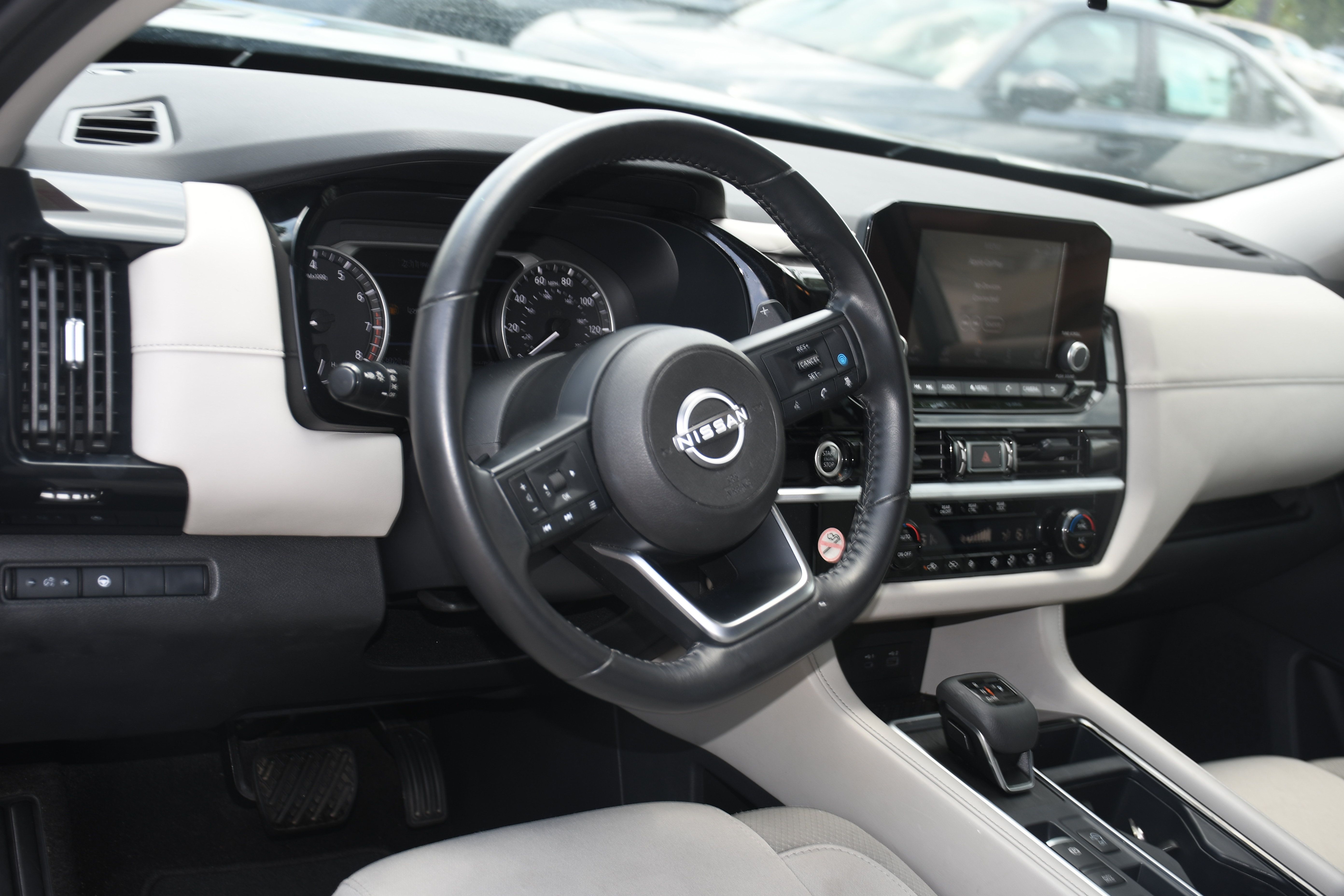 Used 2024 Nissan Pathfinder SV FWD image 8