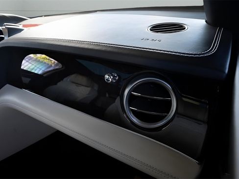 Used 2017 Bentley Bentayga image 42