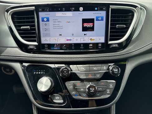 Used 2026 Chrysler Pacifica Limited FWD image 19