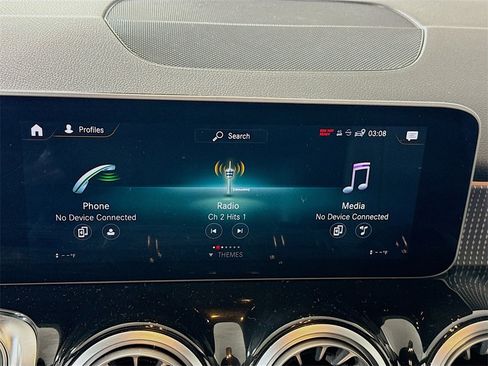 Used 2020 Mercedes-Benz GLB 250 4MATIC w/ Premium Package image 6