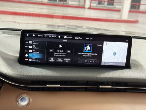 Used 2022 Genesis GV70 2.5T w/ Advanced Package image 18