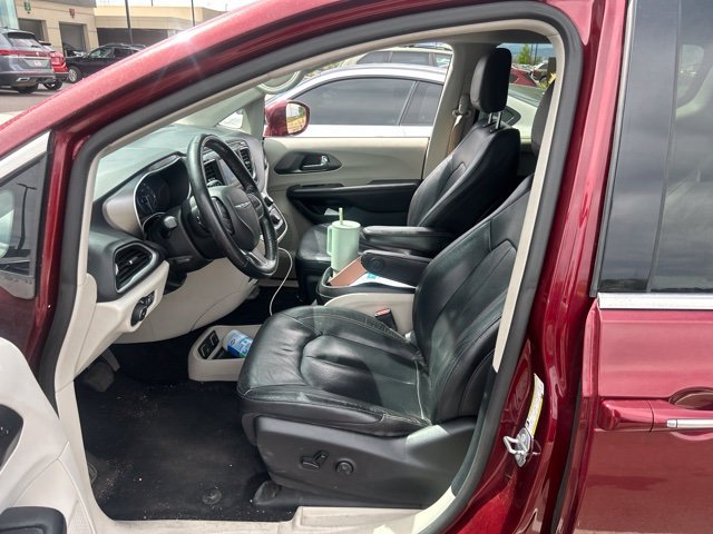 Used 2020 Chrysler Pacifica Touring-L FWD image 5