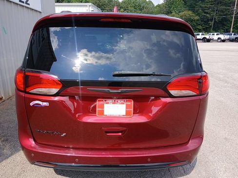 Used 2020 Chrysler Pacifica Touring-L Plus FWD image 4