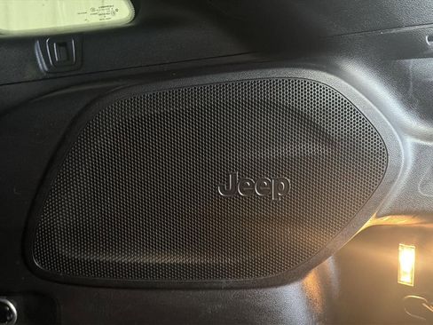 Used 2019 Jeep Cherokee Limited image 11