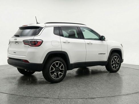 Used 2025 Jeep Compass Trailhawk image 9
