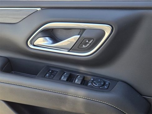 Used 2024 GMC Yukon SLT w/ SLT Luxury Package image 32