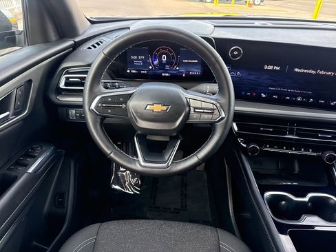 Used 2025 Chevrolet Traverse LT w/ Sun and Wheel Package image 13