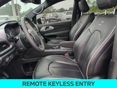 Used 2025 Chrysler Pacifica Limited FWD image 14