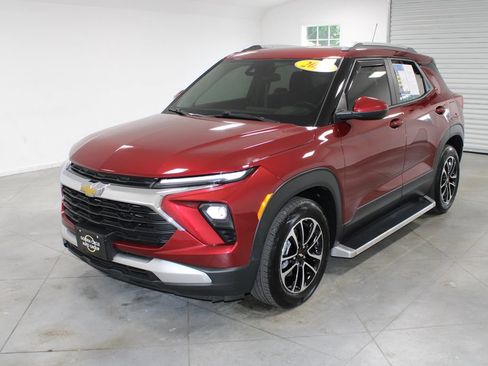 Used 2025 Chevrolet TrailBlazer LT w/ LT Cold Weather Package FWD image 4