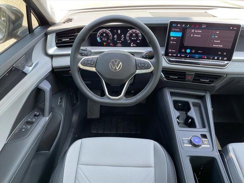 New 2026 Volkswagen Tiguan SE FWD image 3