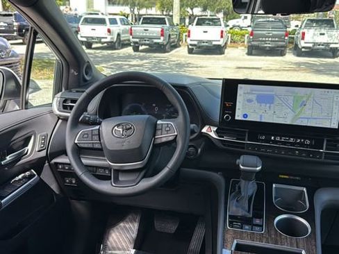 Used 2025 Toyota Sienna Limited image 15