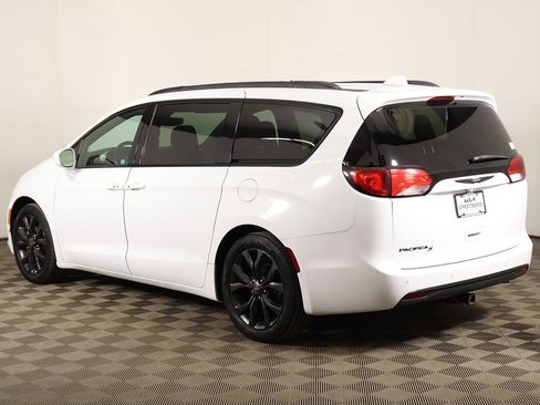 Used 2018 Chrysler Pacifica Touring Plus w/ S Appearance Package image 9