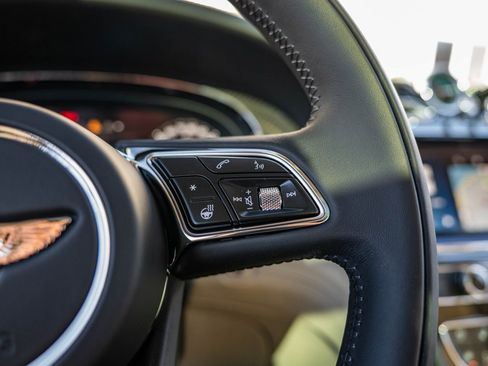 Used 2025 Bentley Bentayga image 9